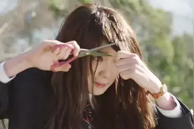邋遢妹子暗恋校草，当着校草的面剪掉刘海，没想到告白竟然成功了视频封面