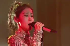 张碧晨悲情演唱《撕裂》唱着唱着就撕心裂肺，这么痛苦是有心事吗