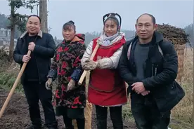 寒冬，女儿女婿们帮母亲干活，你棒我棒大家棒视频封面