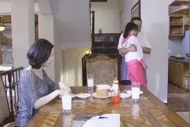 谎言背后：女儿不愿意走路，父亲竟抱着下楼，父女的感情真好！视频封面