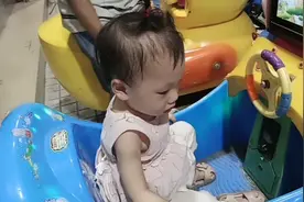 一岁多小孩坐摇摇车知道如何投币吗？刚坐上车意外收获体验坐两次视频封面