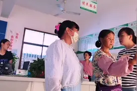 最近农村都在忙着办农村合作医疗转社保卡实行一卡通视频封面