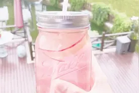 不用花钱在家自制水蜜桃饮品，简单易学，清爽解渴，1分钟就学会视频封面
