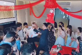 这伴郎表情亮了，接亲太拼了。这保鲜膜质量忒好了。视频封面