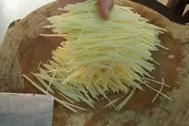 土豆丝怎么才能切的又快又匀？10年经验大厨告诉你土豆丝切法！视频封面