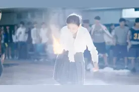 老师的身体开始自燃！校园里吃人怪物出没，到底谁才是真正的怪物视频封面