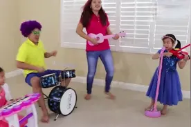 亲子游戏-小萝莉和爸爸妈妈唱歌，有趣极了视频封面