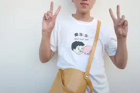 你们有同款女友吗？买上包不背，给男友背，尽说屎黄色跟我很配视频封面