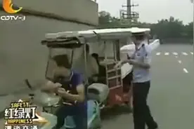 影视：谭警官执法路遇一对“”父子”，笑死了。视频封面