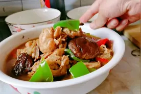买只三黄鸡和香菇干土豆青椒，配上秘制酱料，这样炖出的鸡超好吃