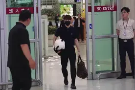 王嘉尔拿着熊猫公仔出现在机场 他在韩国人气很高视频封面