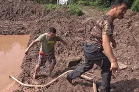 农村地基积水严重，型男想的这办法太坑了，叔侄俩放下工具转身跑