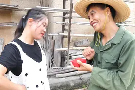 小伙相亲成功后，第一次给对象买了啥礼物？对象看到后高兴坏了