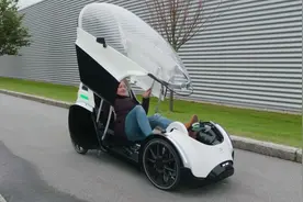 这电动自行车要躺着骑，不怕雨淋还能直立停放，4万块带回家视频封面