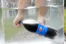 将可乐在水中拧开会发生什么？国外小伙亲测，神奇的画面出现了