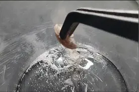 当鼻涕虫遇到食盐以后，真的流了好多鼻涕！
