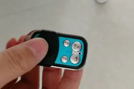 别再店里配车库遥控器了，在网上买个很便宜，自己就能配，我用过视频封面