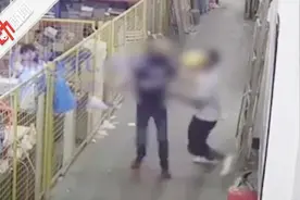 外卖小哥送餐后用头盔殴打顾客：双方已达和解 顾客获赔1.5万元视频封面