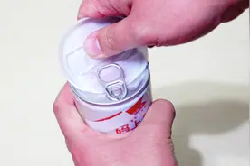 教你正确打开八宝粥2层盖子的方法，以后再也不怕弄伤指甲了