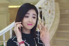 妻子打电话问老公在干嘛，老公说在公司，不料一抬头媳妇就在楼上