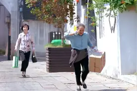 老奶奶在大街捡瓶子，看看妹妹直接跑了，理由也太敷衍了视频封面