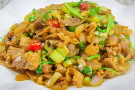 一盒肥牛几根葱，几分钟做一盘葱爆肥牛，牛肉滑炒入味技巧全在这