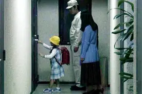 小伙以为隔壁，住着一家三口，一打听才发现整栋楼只有自己！视频封面