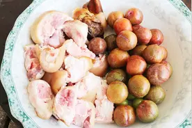 猪蹄里加1斤李子，没想到这么好吃，酸甜开胃，最后连汤汁都不剩