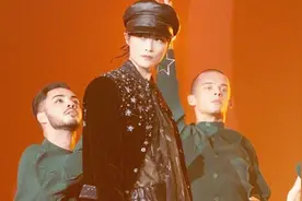 李宇春皮裤配长靴帅气登台 全黑look夸张星星耳饰吸睛视频封面