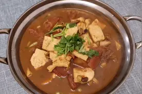 番茄牛肉炖豆腐，酸酸甜甜，口感极好，一个锅能吃两碗饭！