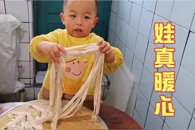 3岁娃给妈妈做东北酸菜肉丝汤面，酸爽开胃，全家吃的满头大汗