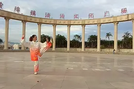 看师姐的四十二式太极拳打得太漂亮了！请友友们给她点赞！