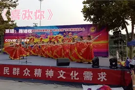 欢歌热舞庆建国71周年，黑衣美女跳舞跳热了，边跳边脱衣服。视频封面