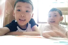 三年级小学生开文具版幸运盲盒。视频封面