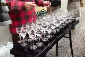 流浪艺人街头表演，摸摸杯子就能产生美妙音乐，是牛人还是作假？视频封面