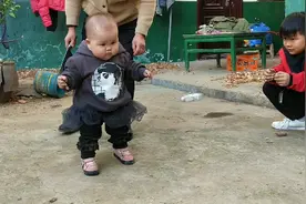 周岁宝宝学走路，外婆拿来大刀剁“绊脚锁”？剁完之后就会走！视频封面