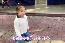 五岁女儿太省心，做完作业又帮忙照顾外甥女，真是个带娃好帮手！视频封面