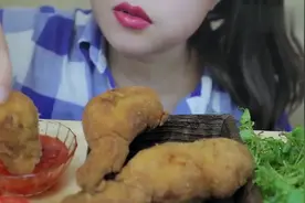 香酥的鸡翅包肉，再蘸上秘制酱料，看小姐姐吃的超满足！