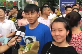 2019高考结束，哥哥冲出考场接到妹妹献花，大喊“太爱你了”视频封面