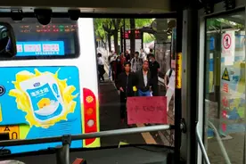 正确等公交  如何让公交车乖乖的停下？ 妈妈在也不担心你追车了