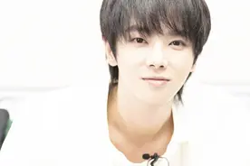 华晨宇演唱摇滚歌曲《ToBeFree》，没有撕心裂肺，但力量依然强大