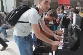 国外火车站两个不相识的小伙即兴合奏钢琴曲，短暂的美好让人感动视频封面