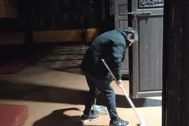 为忏悔业障，阿根被安排大雄宝殿做清洁工，只有福报的人在有机会