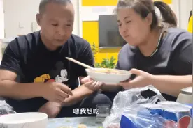 媳妇半夜给饿了的老公做饭吃，逼着老公夸贤惠，看这老公怎么回应