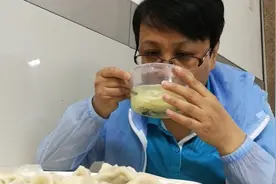 颖莉去医院交费透析，12元的饺子吃不完打包当早点，真会过日子视频封面