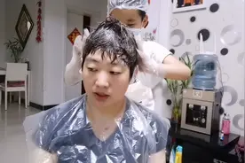 周日刘会计理完发，两个孩子们帮忙染头发，最后染发效果好不好呢