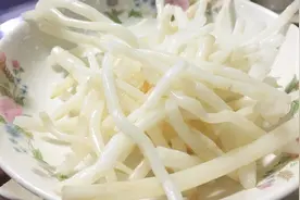 农民田间有一种草根是银条，大妈教你做利口下酒菜，做法很是简单