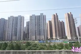 火车进入河南郑州市，看看郑州气派的城市建设和环境视频封面