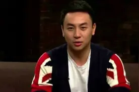 释小龙全家照曝光，妈妈年轻貌美似姐弟，爸爸比他还厉害