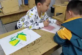 两个小朋友趴一起在干什么，被老师抓了个正着视频封面